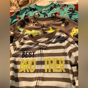 Carter’s 5t Footed Pajamas (3)bundle. (Worn only once)